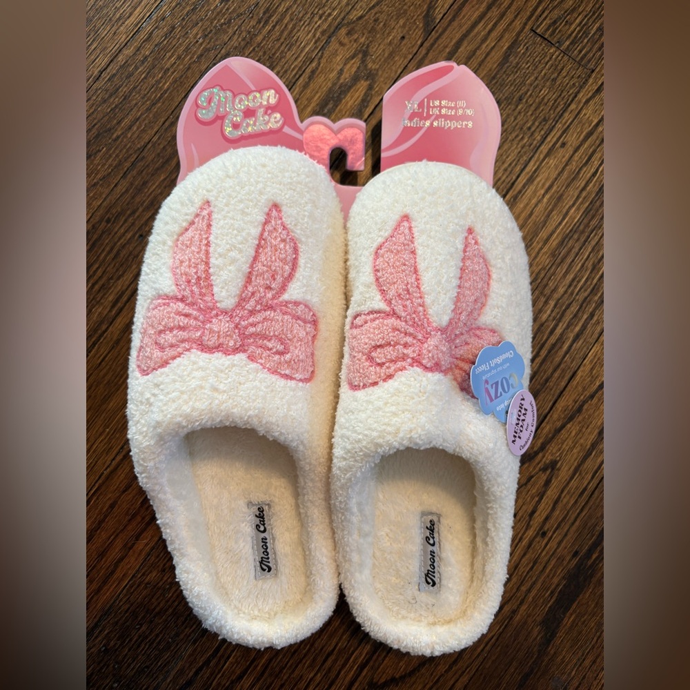 Moon Cake White Slippers with Pink Bow